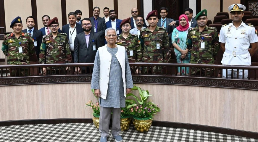 কর্মকর্তা-কর্মচারীদের কাছে থেকে বিদায় নিলেন প্রধান উপদেষ্টা