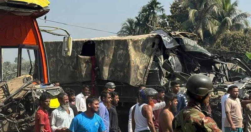 ময়মনসিংহে সেনাবাহিনীর ট্রাক ও বাসের সংঘর্ষে নিহত ২