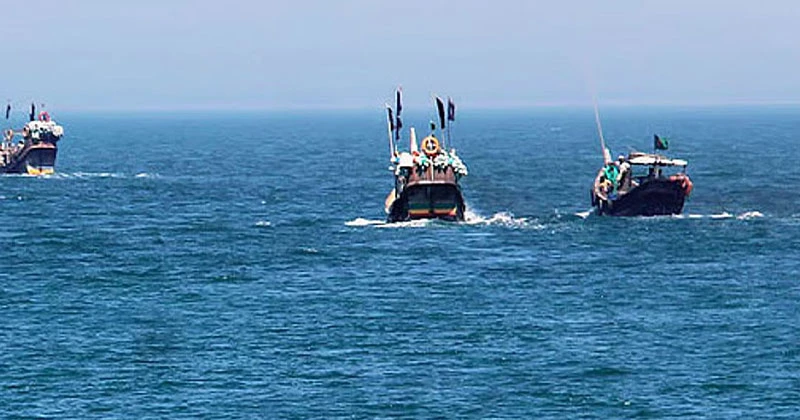 টেকনাফে ট্রলারসহ ৫ জেলেকে ধরে নিয়ে গেছে আরাকান আর্মি