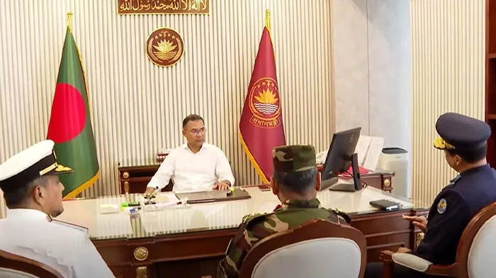 প্রধানমন্ত্রীর সঙ্গে তিন বাহিনী প্রধানের সাক্ষাৎ