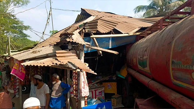 নোয়াখালীতে তেলবাহী ট্রাক দোকানে, নিহত ২