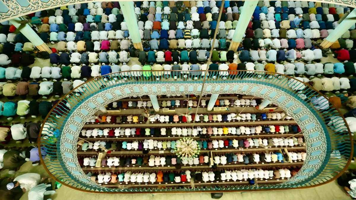 রমজানের প্রথম জুমায় বায়তুল মোকাররমে মুসল্লিদের ঢল