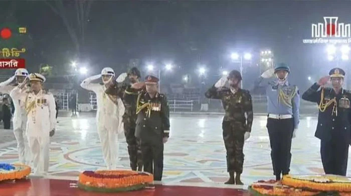 একুশের প্রথম প্রহরে শহীদ মিনারে তিন বাহিনীর প্রধানদের শ্রদ্ধা
