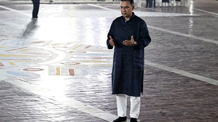 ইতিহাসে প্রথমবারের মতো শহীদ মিনারে শহীদদের মাগফিরাত কামনায় প্রধানমন্ত্রীর দোয়া