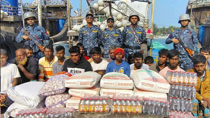 মিয়ানমারে পাচারকালে সিমেন্ট বোঝাই বোটসহ ১৯ জন আটক