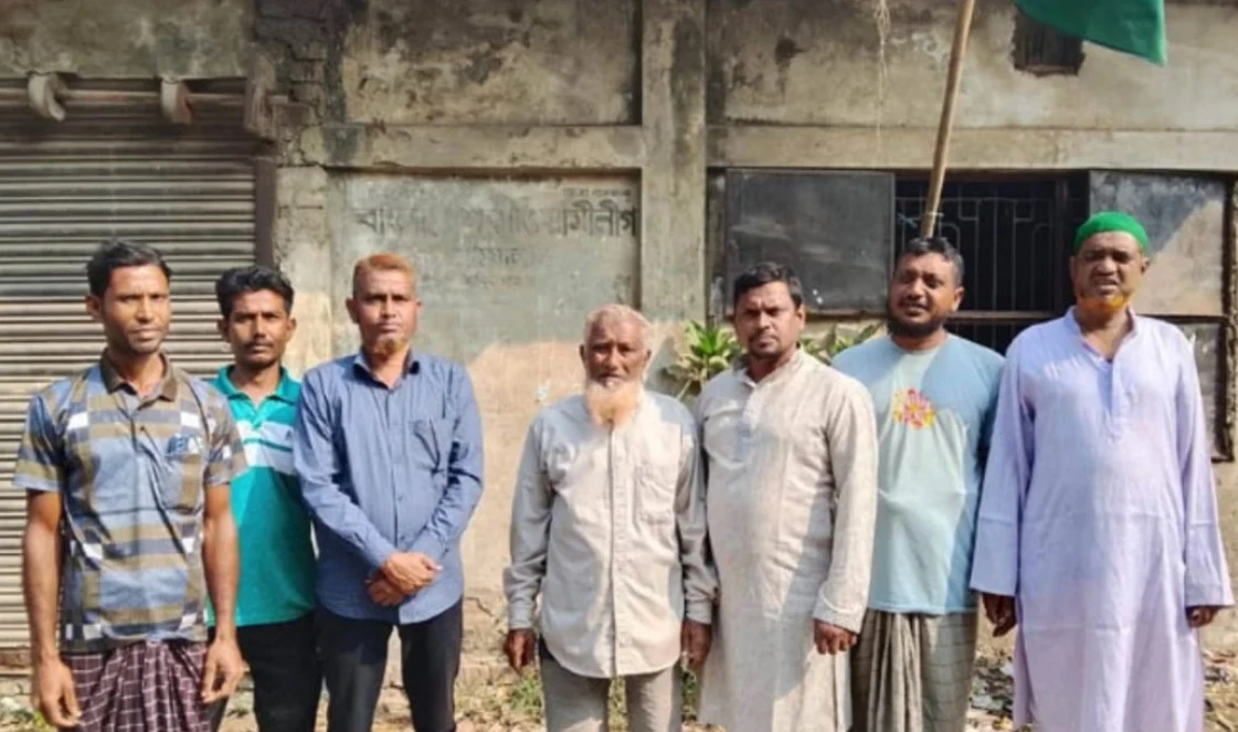 নড়াইলে ‘জয় বাংলা’ স্লোগানে আওয়ামী লীগ কার্যালয়ে তোলা হলো পতাকা