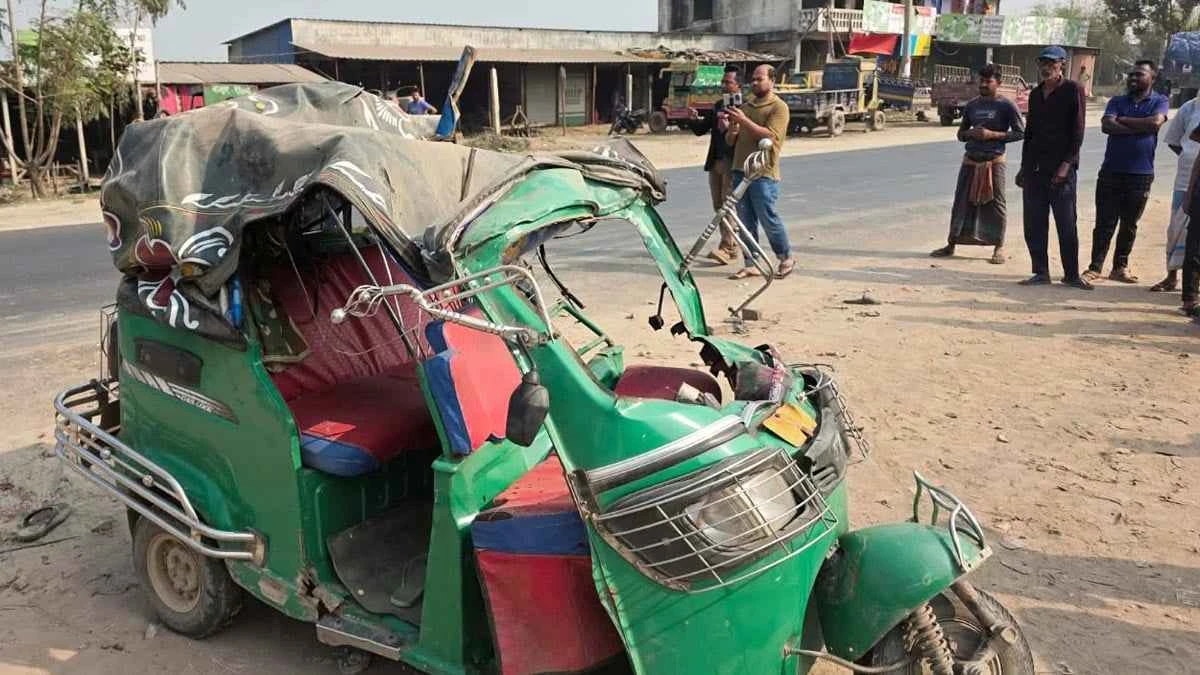 ট্রাকচাপায় দুমড়েমুচড়ে গেল অটোরিকশা, প্রাণ গেল ৫ জনের