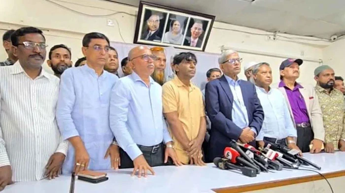 নয়াপল্টনে কেন্দ্রীয় কার্যালয়ে নেতাকর্মীদের সাথে মতবিনিময়ে মির্জা ফখরুল