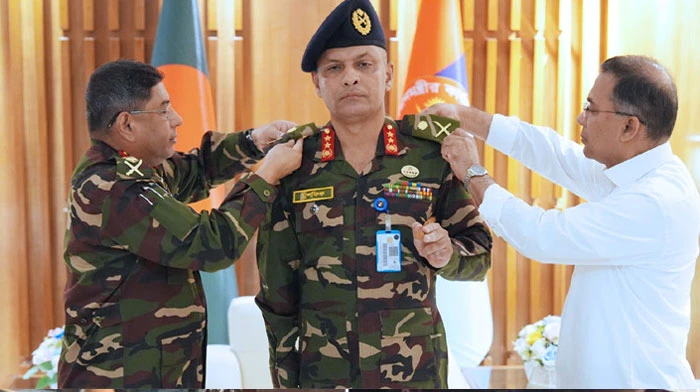 পদোন্নতি পাওয়া দুই সেনা কর্মকর্তাকে র‍্যাংক ব্যাজ পরিয়ে দিলেন প্রধানমন্ত্রী