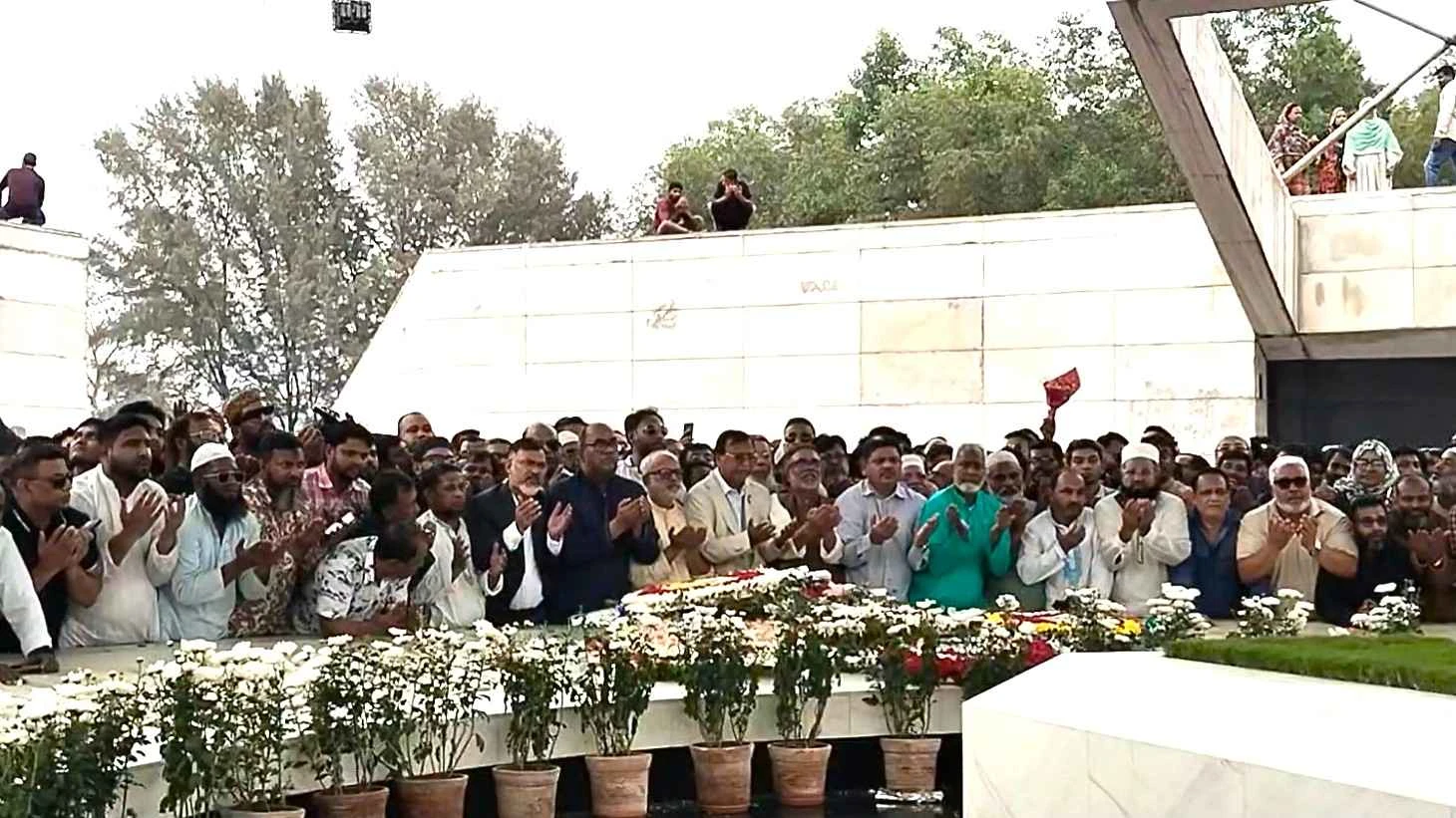 জিয়া পরিবারের কবর জিয়ারত করলেন ঢাকার দুই সিটির প্রশাসক