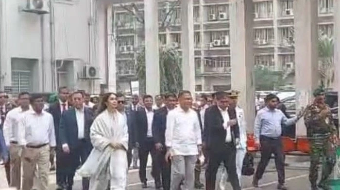 আবার হেঁটেই ফিরলেন সচিবালয়ে, প্রশংসায় ভাসছেন প্রধানমন্ত্রী তারেক রহমান