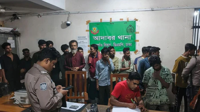 মোহাম্মদপুরে পুলিশের বিশেষ অভিযান, আটক ১০০