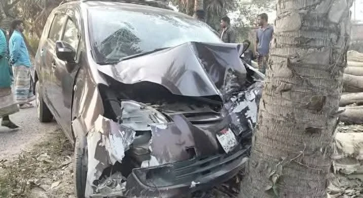 পীরগাছায় নিয়ন্ত্রণ হারিয়ে মাইক্রোবাস গাছে ধাক্কা, আহত ৩