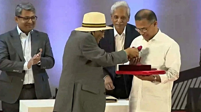 প্রধানমন্ত্রী তারেক রহমানকে লাল গোলাপ উপহার শফিক রেহমানের