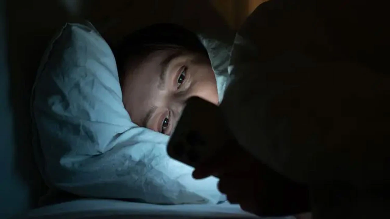 রমজানে রাত জেগে ফোন ব্যবহারে অনিদ্রা বাড়তে পারে