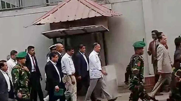 সচিবালয় থেকে হেঁটে ওসমানী মিলনায়তনে গেলেন প্রধানমন্ত্রী