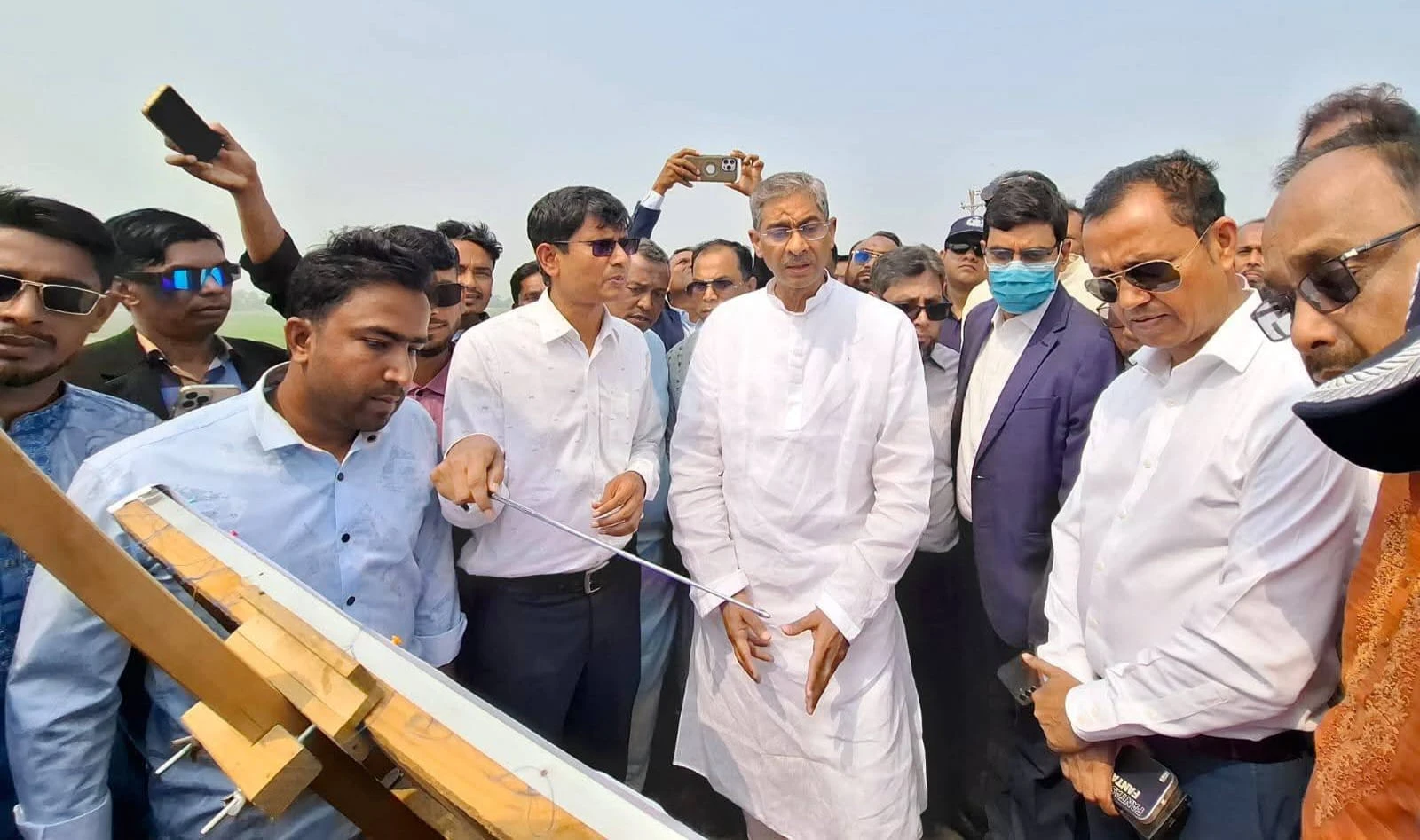 ধর্মপাশায় চন্দ্রসোনারথাল হাওরের ফসল রক্ষা বাঁধ পরিদর্শনে পানিসম্পদমন্ত্রী