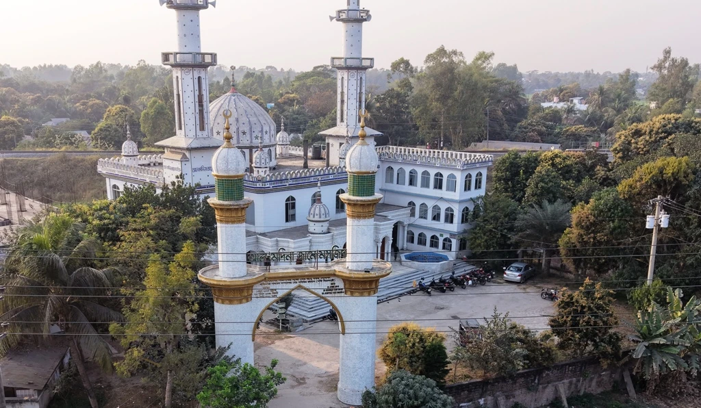 মুন্সীগঞ্জে ঐতিহ্যবাহী দৃষ্টিনন্দন আল মদিনা জামে মসজিদ