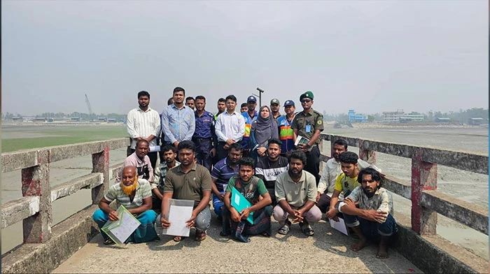 সীতাকুণ্ডে অবৈধভাবে বালু উত্তোলন: ৩ ঘন্টার যৌথ অভিযান