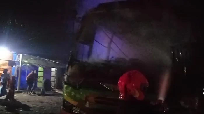 মতলবের মুন্সিরহাটে ৩ বাসে আগুন