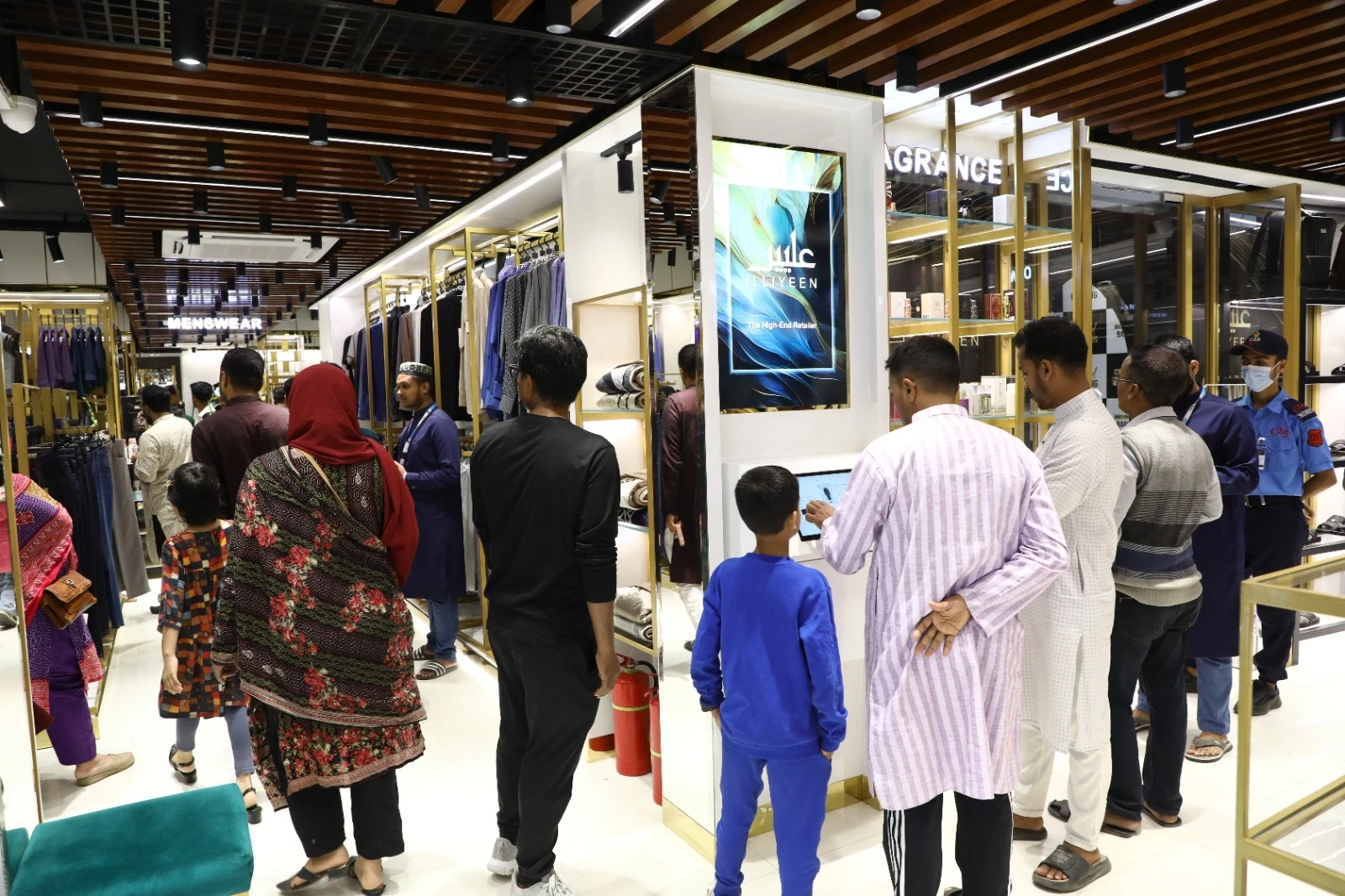 বরিশালে গ্র্যান্ড ওপেনিংয়ের মাধ্যমে ইল্লিয়ীনের মাল্টি-ব্র্যান্ড স্টোরের আত্মপ্রকাশ