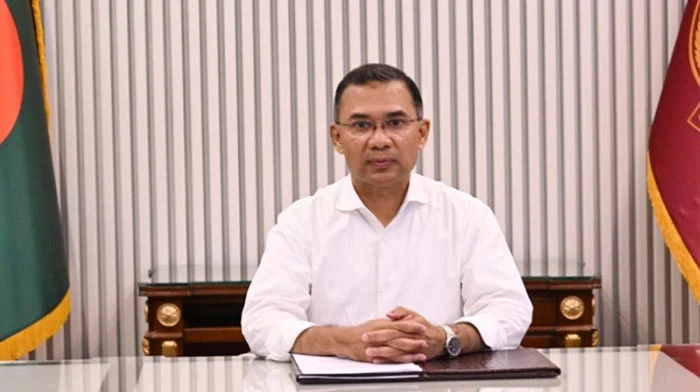 প্রধানমন্ত্রী তারেক রহমান বিমানবন্দরে আটকে পড়া যাত্রীদের খোঁজ নিলেন