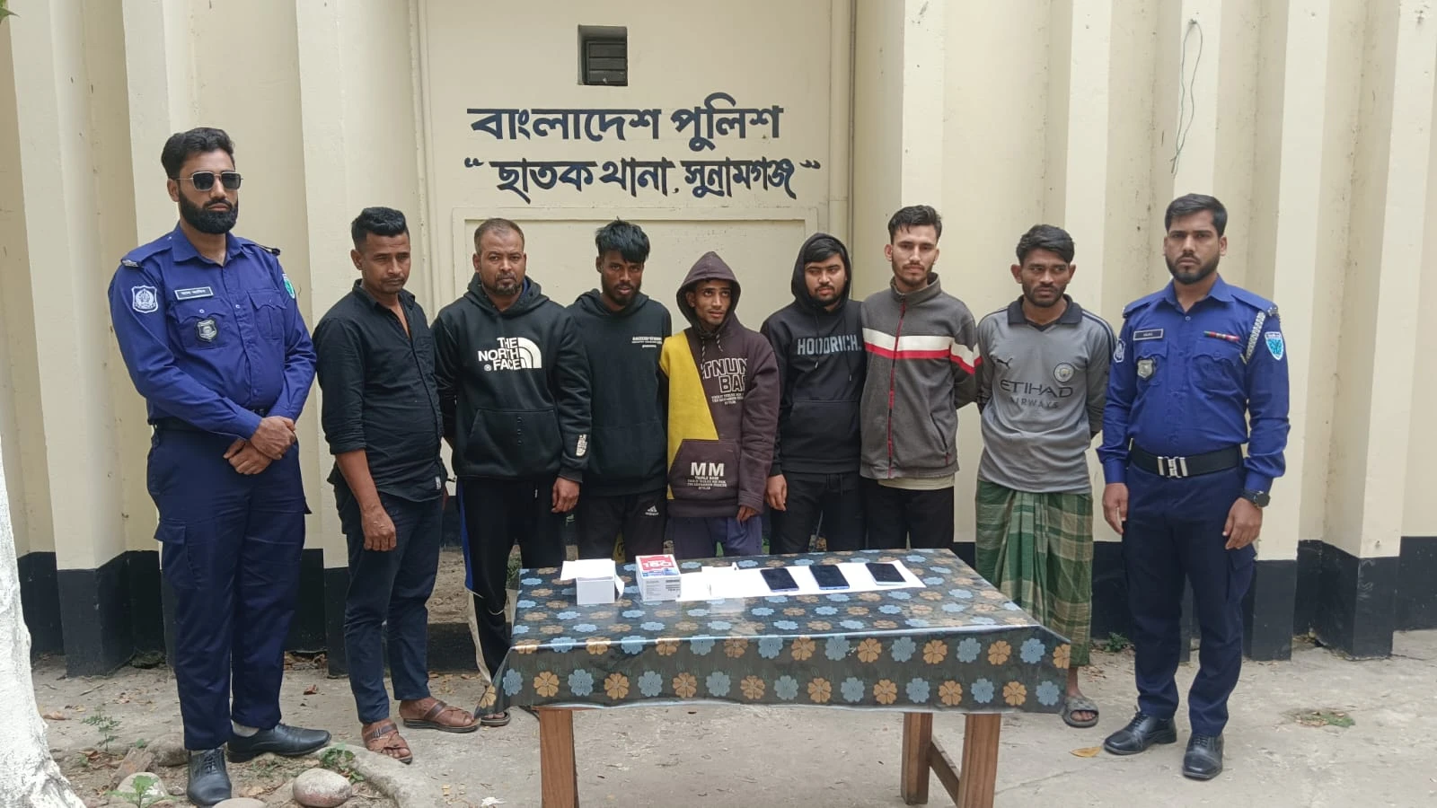ছাতকে চুরি মামলায় ৭ জন গ্রেফতার, উদ্ধার ৩ মোবাইল ফোন