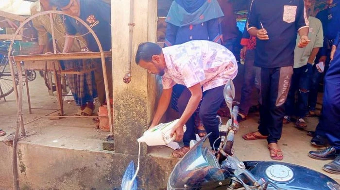 পৌর বাজারে মোবাইল কোর্ট: মাংস বিক্রেতাকে জরিমানা ও ভেজাল দুধ বিনষ্ট