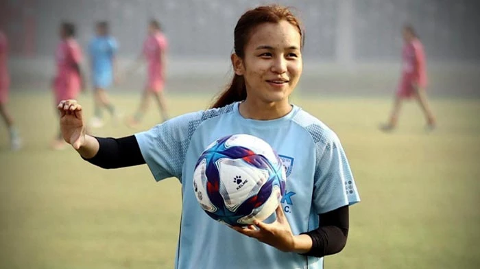 আমি খুব নার্ভাস ছিলাম, ‘নজর কাড়া’ সেই শট নিয়ে ঋতুপর্ণা