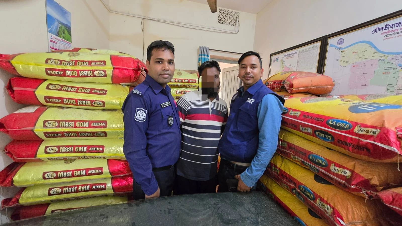 মৌলভীবাজারে বিশেষ অভিযানে ১১০ বস্তা ভারতীয় জিরা ও ট্রাক জব্দ, আটক ১