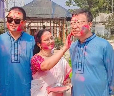 শ্রীশ্রী বিষ্ণুপদ ধামে শ্রীকৃষ্ণের দোল উৎসব: ধামাইলে মেতে উঠলেন চীনা নাগরিকরাও