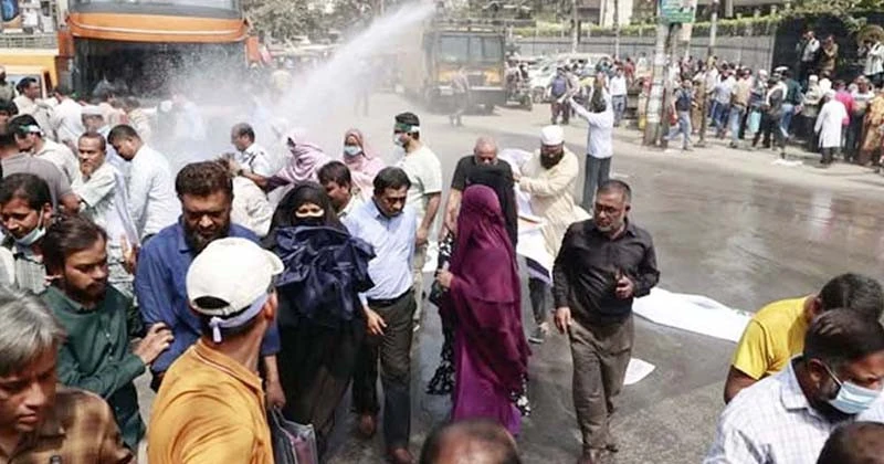 বাংলাদেশ ব্যাংকের সামনে আমানতকারীদের অবস্থান