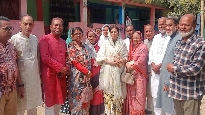 রাজনগরে নিহত তারেকের বাড়িতে এমপি নাসের রহমানের সহধর্মিণী রেজিনা নাসের