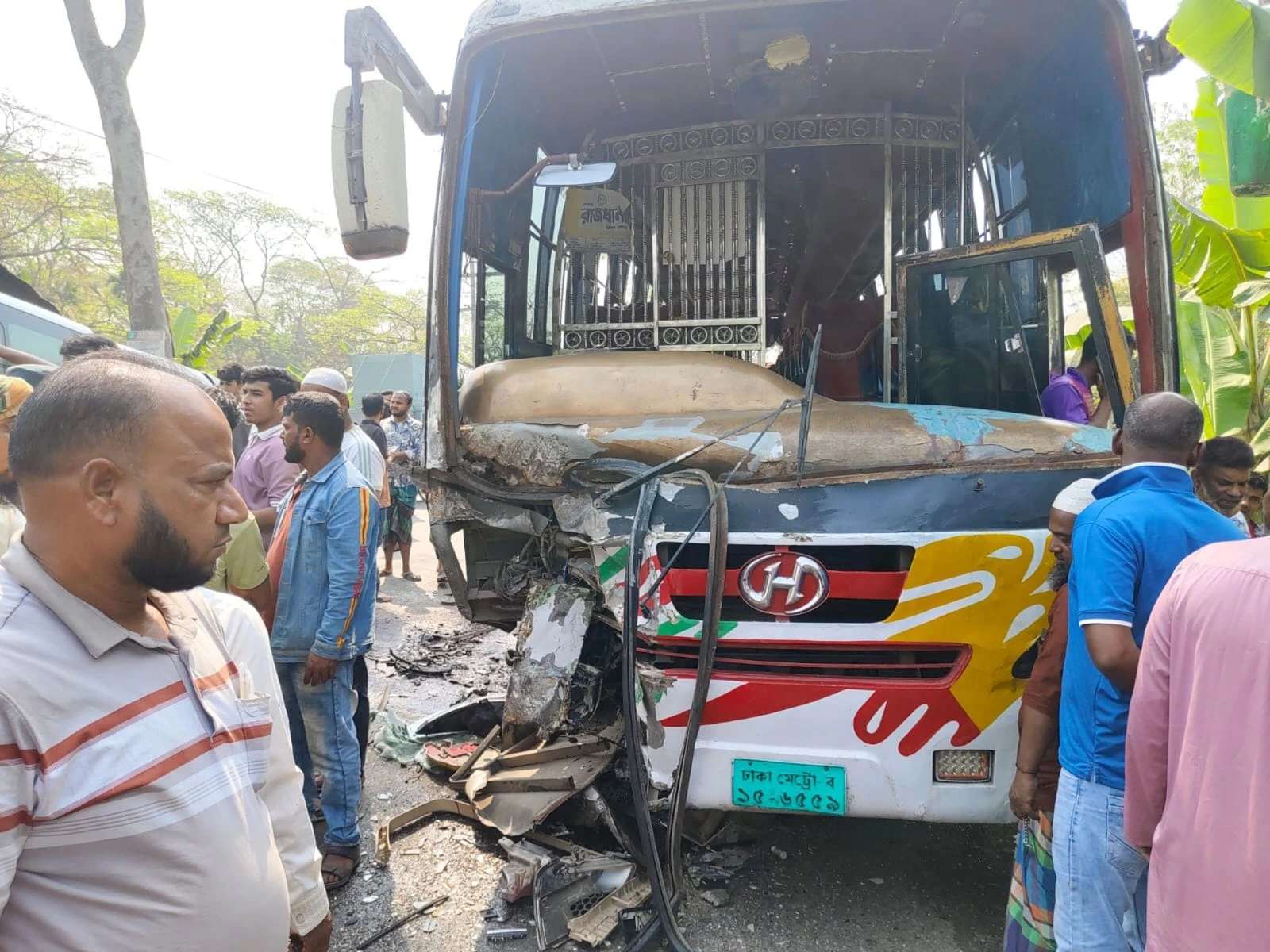 গৌরনদীতে বাস-মাইক্রোবাসের সংঘর্ষে নিহত ২