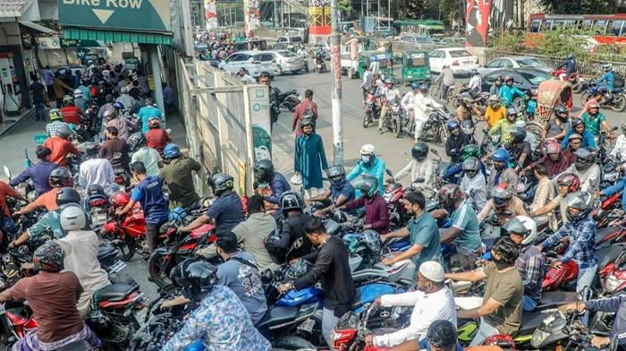 জ্বালানি সংকট: চট্টগ্রামের ফিলিং স্টেশনে দীর্ঘ লাইন