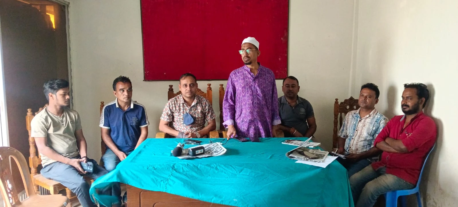 সাংবাদিক বিকুল চক্রবর্তীর উপর হামলার প্রতিবাদে শ্রীমঙ্গল উপজেলা প্রেসক্লাবের প্রতিবাদ সভা