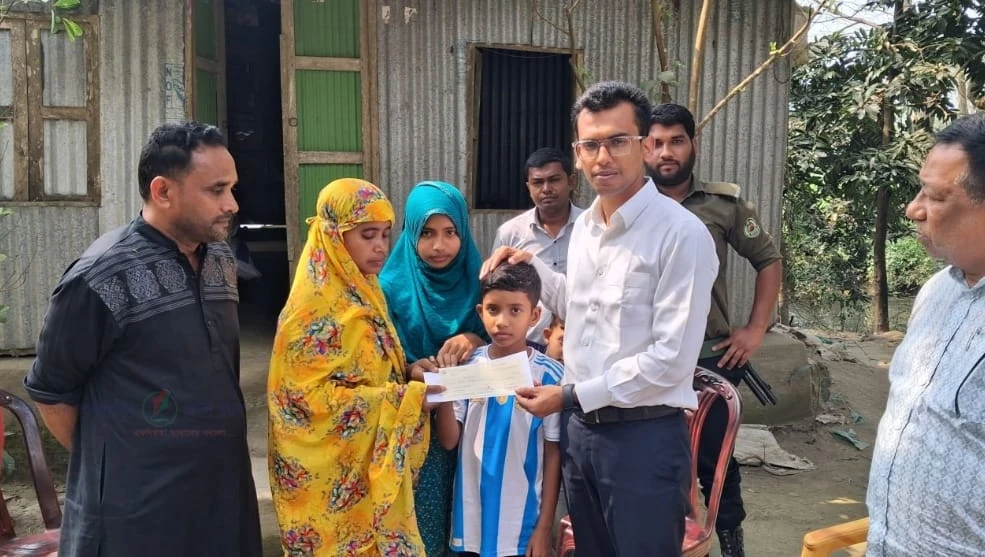 ডামুড্যায় নিহত নির্মাণ শ্রমিকের পরিবারের পাশে ইউএনও, আর্থিক সহায়তা প্রদান