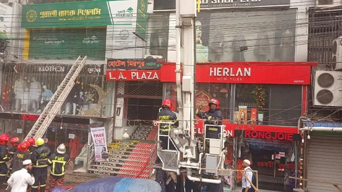 মিরপুরে বহুতল ভবনে আগুন, নিয়ন্ত্রণে চার ইউনিট