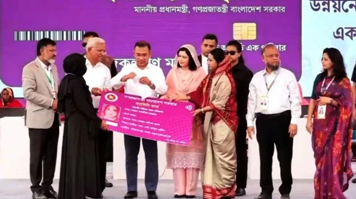 ‘ফ্যামিলি কার্ড’ বিতরণ কার্যক্রমের উদ্বোধন করলেন প্রধানমন্ত্রী