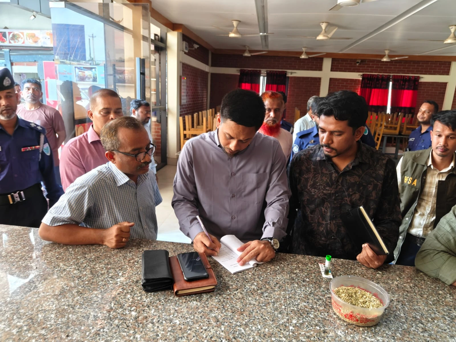 শ্রীমঙ্গলে ভ্রাম্যমাণ আদালতের অভিযান, ৫ প্রতিষ্ঠানকে ৩ লাখ টাকা জরিমানা