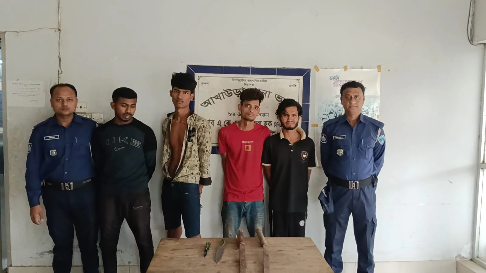 আখাউড়ায় ডাকাতি প্রস্তুতিকালে দেশীয় অস্ত্রসহ ৪ ডাকাত গ্রেফতার