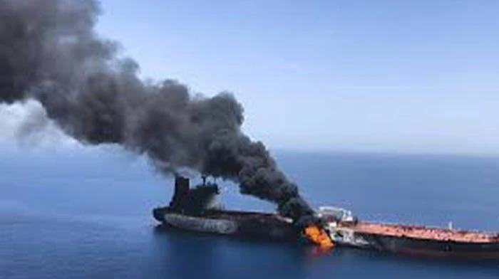 ইরাকের তেলবাহী ট্যাংকারে হামলা, বন্ধ সব জ্বালানি বন্দরের কার্যক্রম