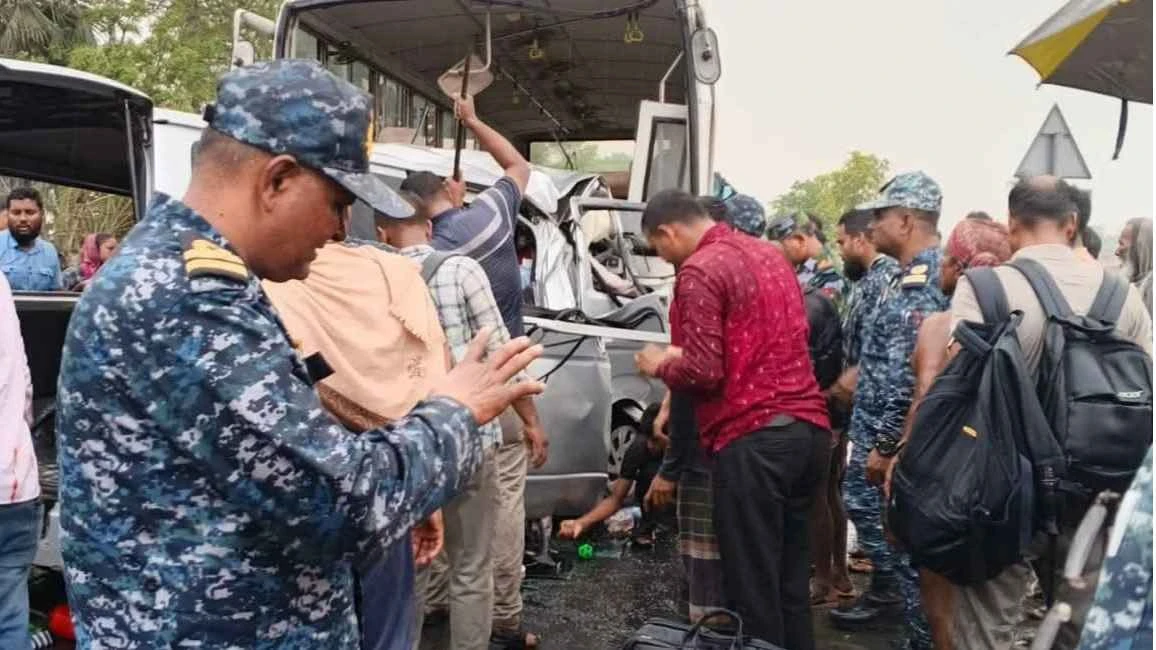 রামপালে বাস-মাইক্রোবাস সংঘর্ষে নিহত ১২