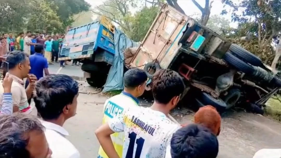 বড়াইগ্রামে মহাসড়কে ট্রাকের সংঘর্ষ, নিহত ১