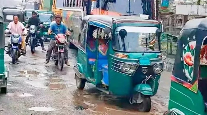 শ্রীমঙ্গল বাস স্ট্যান্ড সড়কে বড় গর্তে বাড়ছে দুর্ঘটনার ঝুঁকি
