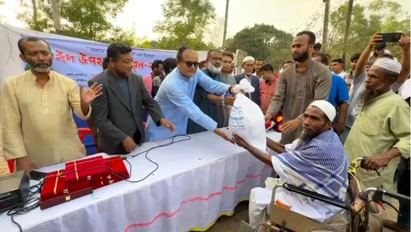 ফেনীতে ১২শ দুস্থদের মাঝে ঈদ উপহার বিতরণ