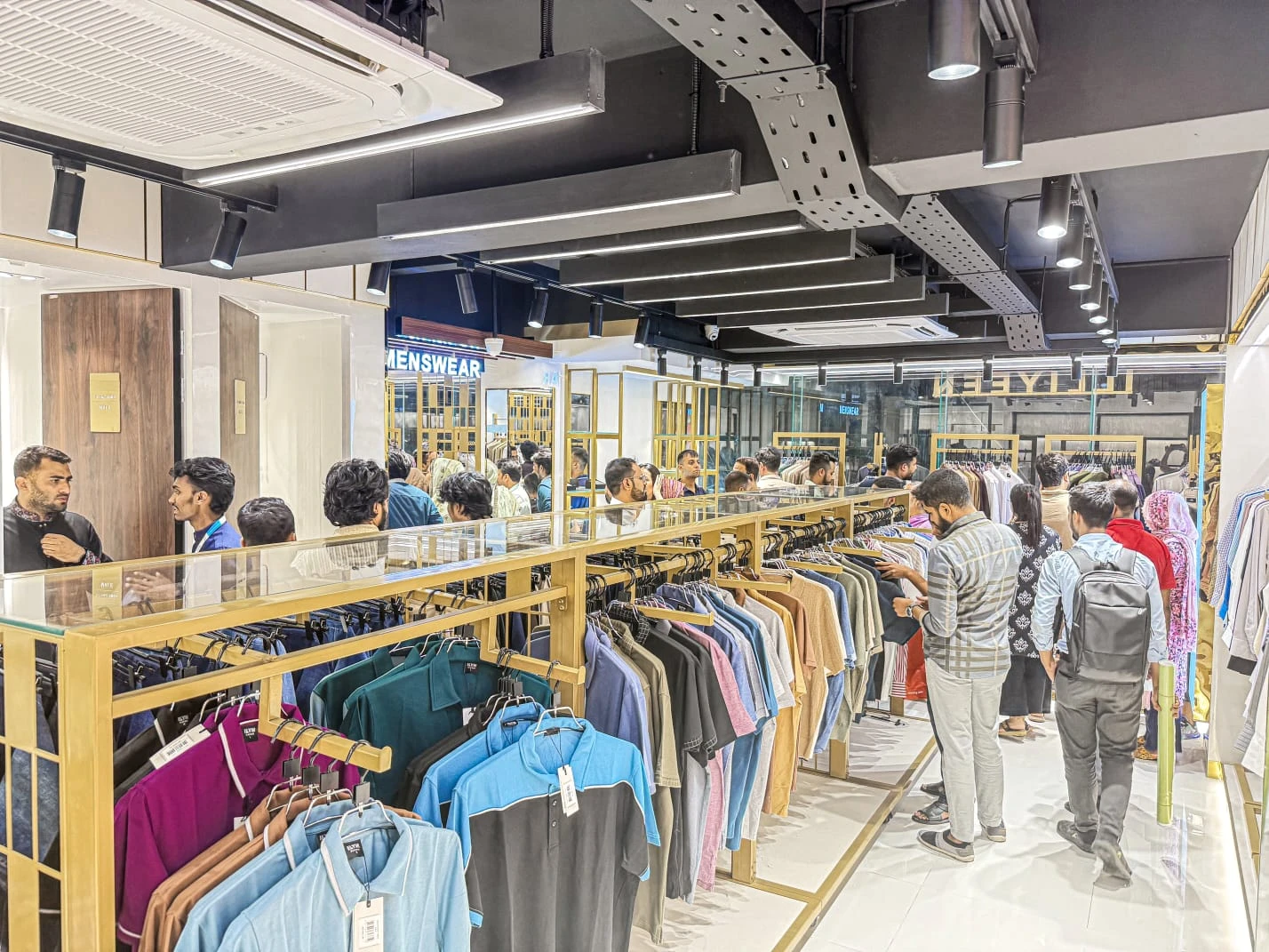 দক্ষিণ বনশ্রীতে ইল্লিয়ীনের ফ্ল্যাগশিপ স্টোরের যাত্রা শুরু