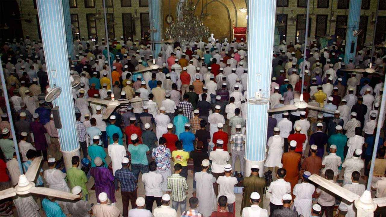 শবে কদরে মসজিদে মসজিদে মুসল্লিদের ভিড়