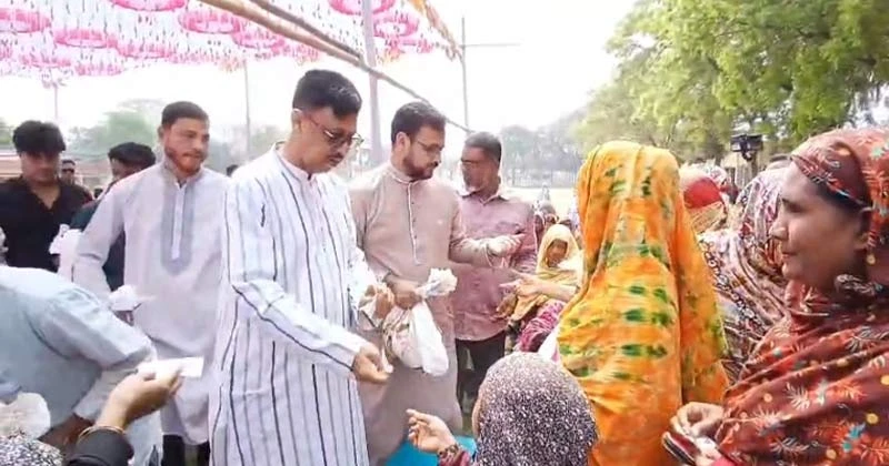 ঢাকার আশুলিয়ায় পাঁচ শতাধিক হতদরিদ্র মানুষের মাঝে ঈদ উপহার সামগ্রী বিতরণ