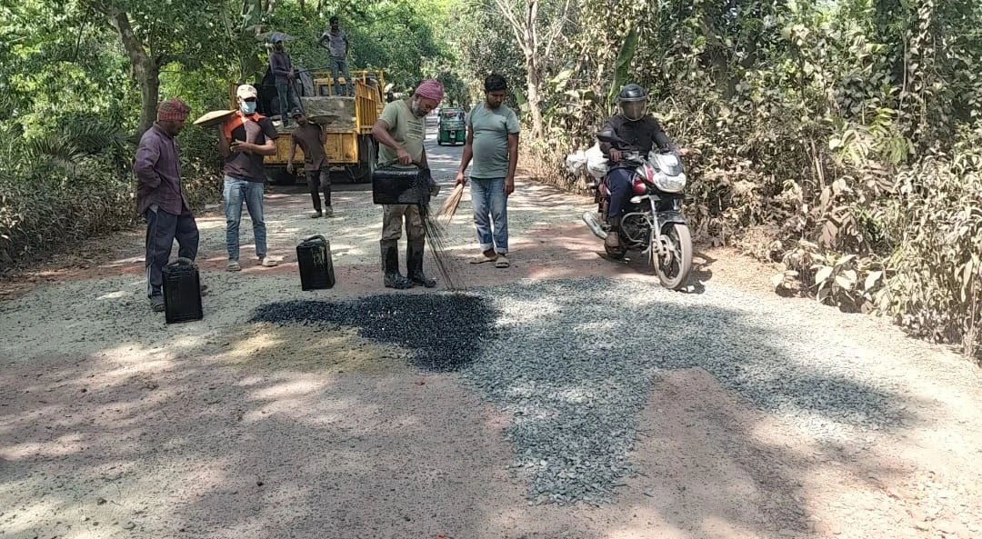 ঈদযাত্রা নির্বিঘ্নে শরীয়তপুরে বুড়িরহাট–গোসাইরহাট বেহাল সড়কে হুইপ অপুর নির্দেশে দ্রুত সংস্কার